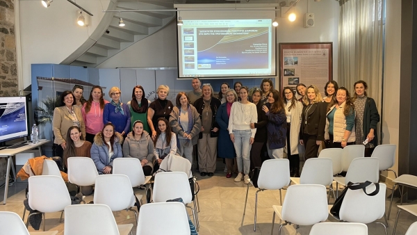 &Pi;&rho;ό&sigma;&kappa;&lambda;&eta;&sigma;&eta; &sigma;&epsilon; &epsilon;&pi;&iota;&mu;&omicron;&rho;&phi;&omega;&tau;&iota;&kappa;ό &pi;&rho;ό&gamma;&rho;&alpha;&mu;&mu;&alpha;:  &laquo;&Delta;&epsilon;&xi;&iota;ό&tau;&eta;&tau;&epsilon;&sigmaf; &epsilon;&pi;&iota;&kappa;&omicron;&iota;&nu;&omega;&nu;ί&alpha;&sigmaf;, &delta;&eta;&mu;&iota;&omicron;&upsilon;&rho;&gamma;&iota;&kappa;ή &epsilon;&pi;ί&lambda;&upsilon;&sigma;&eta; &delta;&iota;&alpha;&phi;&omega;&nu;&iota;ώ&nu;&raquo; &Mu;έ&rho;&omicron;&sigmaf; &Beta;΄.